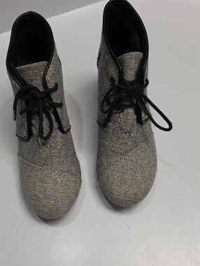 Tom's Women's Desert Wedge Lace-Up Ankle Boots in Black and Cream Size 7